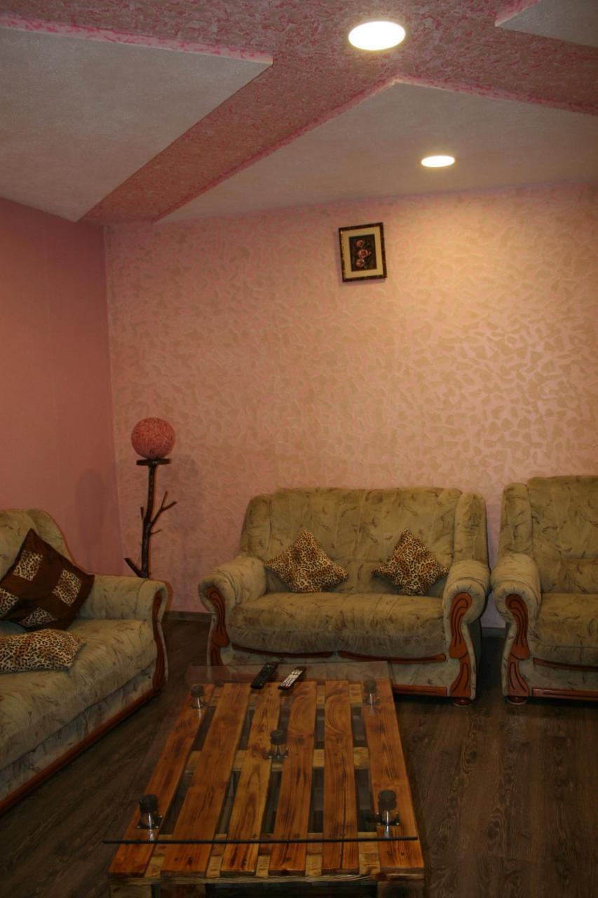 Guest House Nima Borjomi Esterno foto